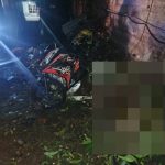 Ket poto: setelah kehilangan kendali, korban menabrak rumah warga di Desa Pulukan