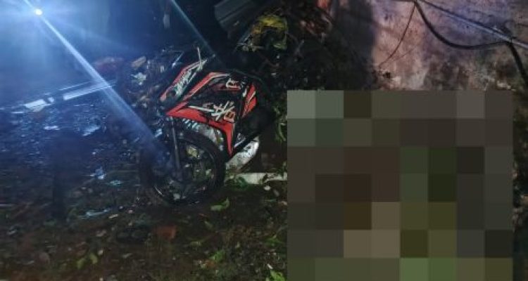 Ket poto: setelah kehilangan kendali, korban menabrak rumah warga di Desa Pulukan