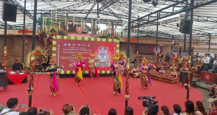 Ket poto: pertunjukan seni Joget Bungbung saat PKB Bali di Art Center