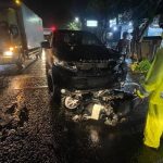 Ket poto: kondisi kedua kendaraan selah mengalami tabrakan di Perempatan Menega, Kelurahan Dayhwaru, Jembrana