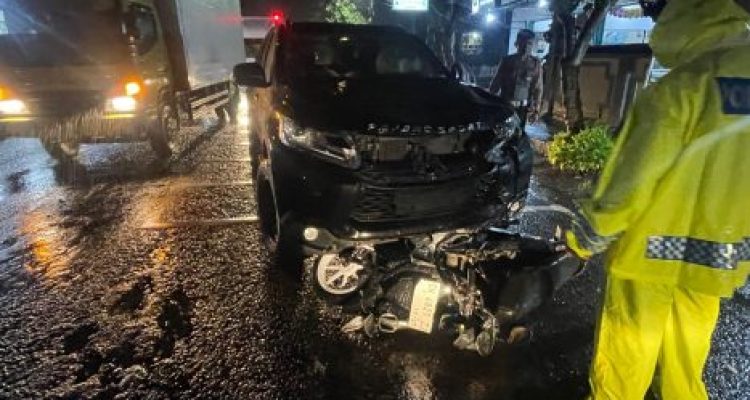 Ket poto: kondisi kedua kendaraan selah mengalami tabrakan di Perempatan Menega, Kelurahan Dayhwaru, Jembrana