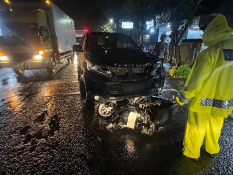 Ket poto: kondisi kedua kendaraan selah mengalami tabrakan di Perempatan Menega, Kelurahan Dayhwaru, Jembrana