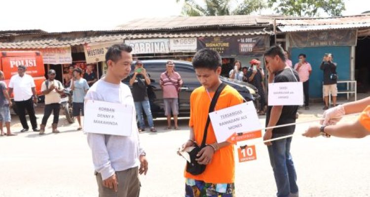 Ket poto: Rekonstruksi Pembunuhan di Kafe Sagulung