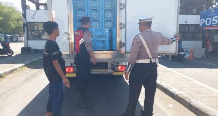 Ket poto: Pihak kepolisian saat mengecek barang bawaan di kendaraan yang baru turun dari kapal di Pelabuhan Gilimanuk Ket poto: Pihak kepolisian saat mengecek barang bawaan di kendaraan yang baru turun dari kapal di Pelabuhan Gilimanuk