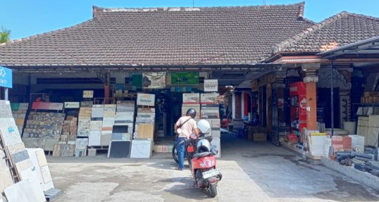 Ket oto: Toko Bangunan Krisna Jaya di Desa Dangintikadaya, Jembrana