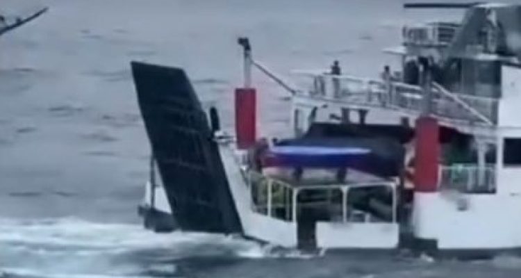 Ket poto: tangkapan gambar oleh salah satu kru kapal di Selat Bali, sebuah kapal digempur ombak besar (ist)