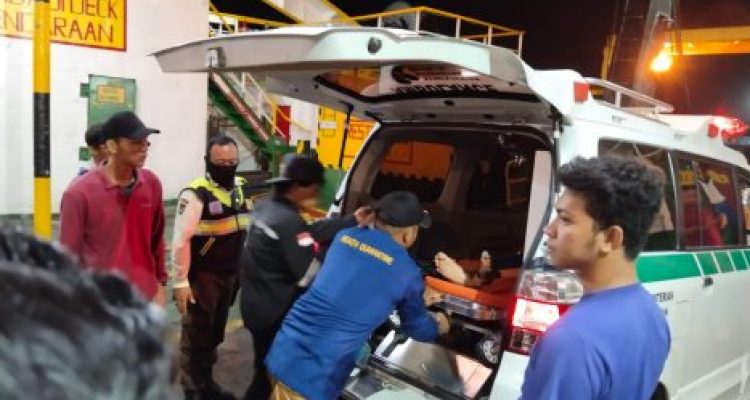 Ket poto: Korban dievakuasi dari Kapal ke ambulance Ket poto: Korban dievakuasi dari Kapal ke ambulance
