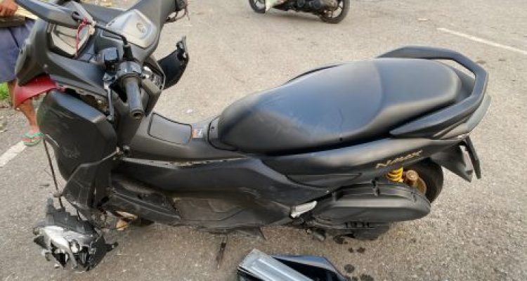 Ket poto: Sepeda motor korban yang meninggal dunia usai menabrak kendaraan Karimun