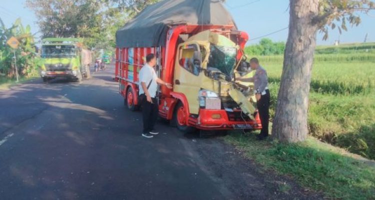 Ket poto: Kondisi kendaraan truk usai nabrak tronton Ket poto: Kondisi kendaraan truk usai nabrak tronton