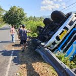 Ket poto: Kondisi truk terguling di Melaya