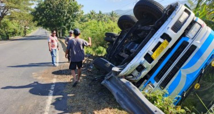 Ket poto: Kondisi truk terguling di Melaya