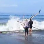 Ket poto Serpihan parahu nelayan yang di hanpan ombak besar terseret ke pantai