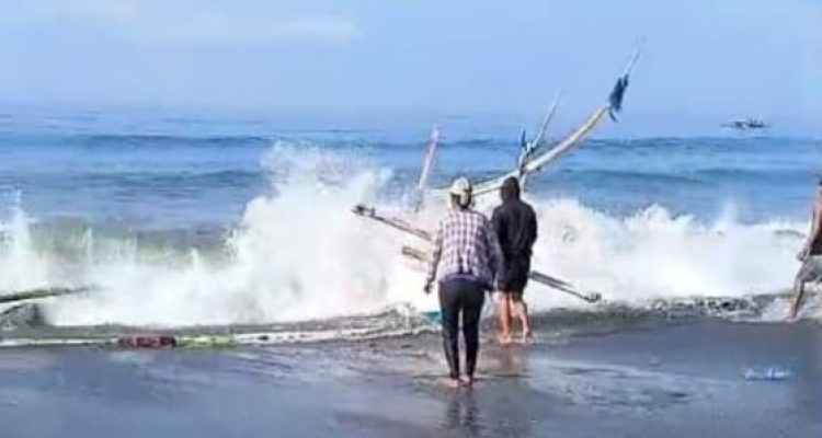 Ket poto Serpihan parahu nelayan yang di hanpan ombak besar terseret ke pantai