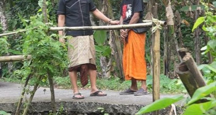 Ket poto: Bupati Jembrana I Made Kembang Hartawan didampingi salah satu warga Banjar palunganbatu meninjau jalan jebol