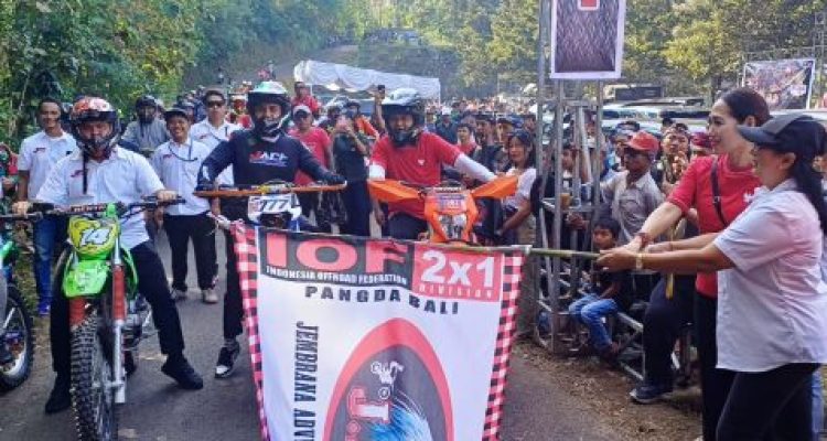 Ket poto: Ketua DPRD Kabupaten Jembrana, Ni Made Sri Sutharmi (perempuan baju putih di sebelah kanan)