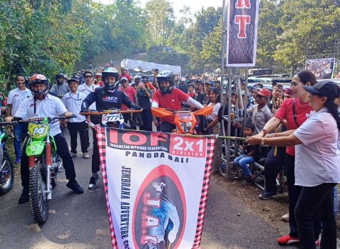 Ket poto: Ketua DPRD Kabupaten Jembrana, Ni Made Sri Sutharmi (perempuan baju putih di sebelah kanan)