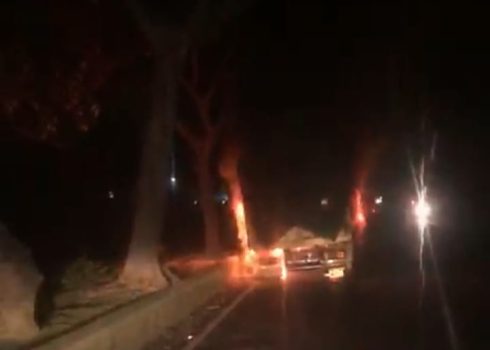 Ket poto: Kondisi truk pengangkut dedak saat terbakar di Desa Kaliakah