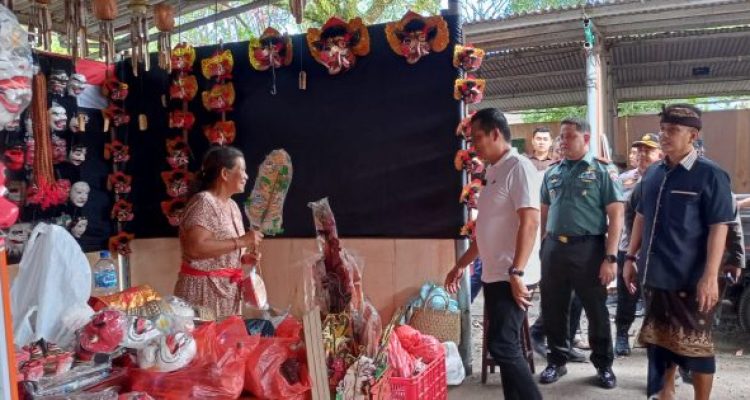 Ket poto: Bupati Kembang dan Wabup Ipat didampingi Forkopimda Jembrana mengecek persiapan Pameran Kerajinan dan UMKM di area Parkir Pemkab Jembrana