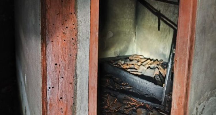 Ket poto: korban ditemukan meninggal dunia dengan kondisi terbakar di tempat tidur