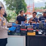 Ket poto: Kapolres Jembrana AKBP Kadek Citra Dewi Suparwati saat mengecek barang b ukti pencurian aksesoris mobil