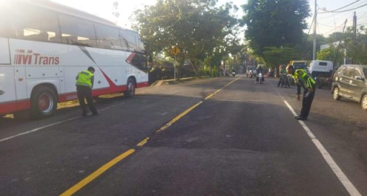 Ket poto: Polisi melaksanakan rekontruksi kejadian di likasi kecelakaan