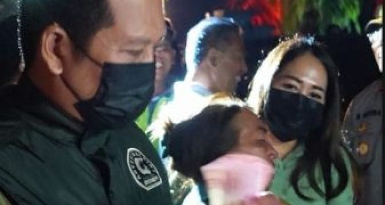 Ket poto: Bupati Jembrana I Made Kembang Hartawan bersama istri memberikan santunan uang kepada korban kebakaran di Desa Pergung Ket poto: Bupati Jembrana I Made Kembang Hartawan bersama istri memberikan santunan uang kepada korban kebakaran di Desa Pergung