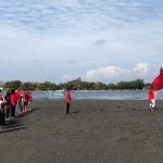 Ket poto: warga Gilimanuk mkelaksanakan Upacara bendera di tengah laut