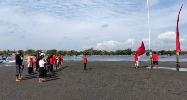 Ket poto: warga Gilimanuk mkelaksanakan Upacara bendera di tengah laut