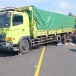 Ket poto: Truk tronton rusak ditengah jalan menyebabkan antrean panjang di Jalan Denpasar Gilimanuk