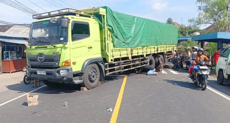 Ket poto: Truk tronton rusak ditengah jalan menyebabkan antrean panjang di Jalan Denpasar Gilimanuk
