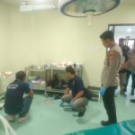 Ket poto: Tim Inafis Polres Jembrana melakukan pemeriksaan ditempat korban meninggal dunia di ruang operasi salah satu RS Swasta di Kecamatan Jembrana