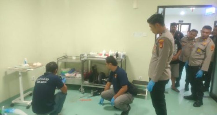 Ket poto: Tim Inafis Polres Jembrana melakukan pemeriksaan ditempat korban meninggal dunia di ruang operasi salah satu RS Swasta di Kecamatan Jembrana