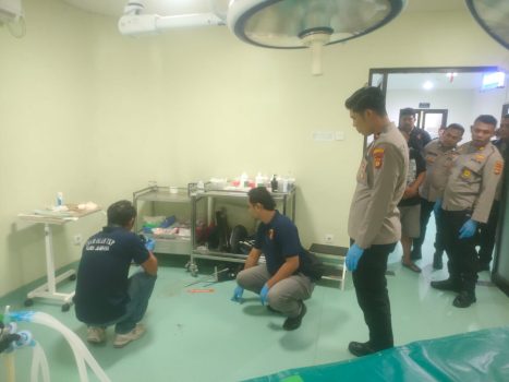 Ket poto: Tim Inafis Polres Jembrana melakukan pemeriksaan ditempat korban meninggal dunia di ruang operasi salah satu RS Swasta di Kecamatan Jembrana