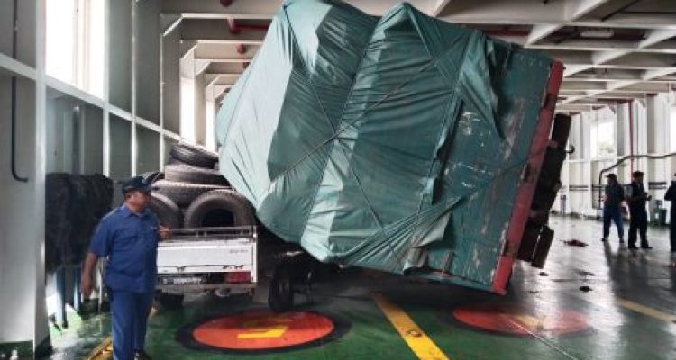 Ket poto: Kondisi truk terguling diatas kapal saat dihantam gelombang tinggi di Selat Bali