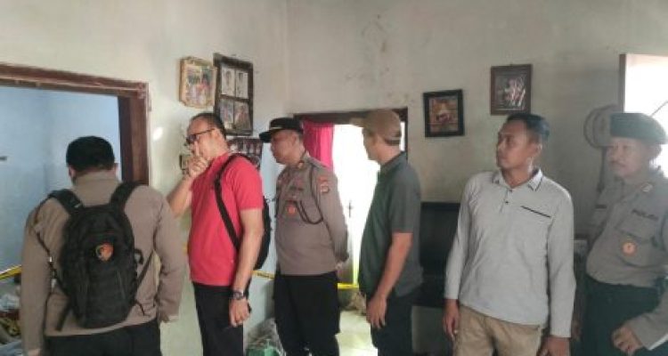 Ket poto: Petugas Polsek Gilimanuk saat memeriksa korban yang meninggal dunia penuh dengan luka di tempat tidur rumahnya Ket poto: Petugas Polsek Gilimanuk saat memeriksa korban yang meninggal dunia penuh dengan luka di tempat tidur rumahnya