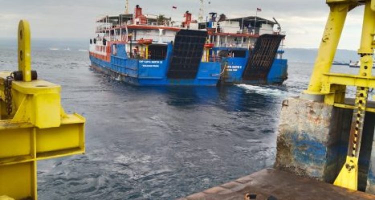Ket poto: KMP Karya Maritim III ditarik tanpa muatan dari dermaga MB II Gilimanuk menuju Banyuwangi