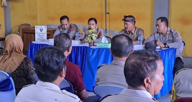 Ket poto: Kapolres Jembrana, AKBP Kadek Citra Dewi Suparwati, S.H., S.I.K., M.I.K., melaksanakan kegiatan Jumat Curhat bersama tokoh masyarakat, perangkat desa, dan warga Desa Banyubiru, Kecamatan Negara, Jembrana.