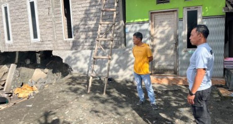 Ket poto: Kondisi rumah warga setelah diterjang gelombang tinggi di Banjar Pebuahan