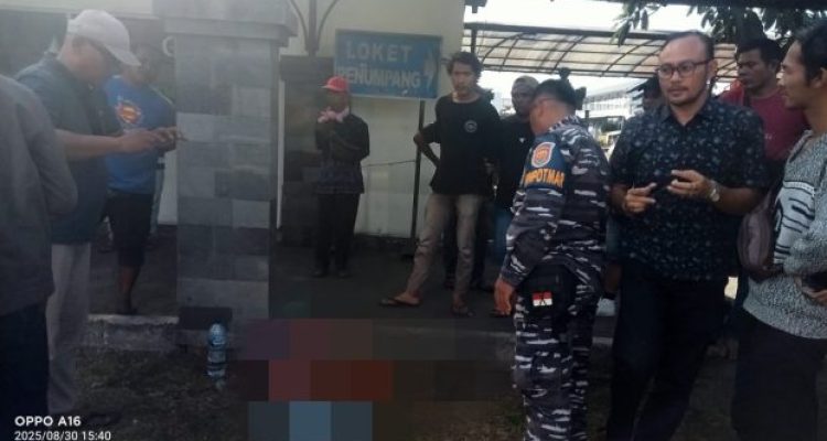 Ket poto: Saat petugas akan evakuasi korban yang ditemukan meninggal dunia di Terminal Gilimanuk Ket poto: Saat petugas akan evakuasi korban yang ditemukan meninggal dunia di Terminal Gilimanuk