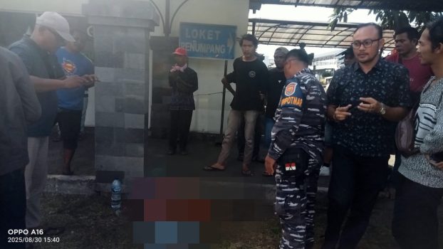 Ket poto: Saat petugas akan evakuasi korban yang ditemukan meninggal dunia di Terminal Gilimanuk