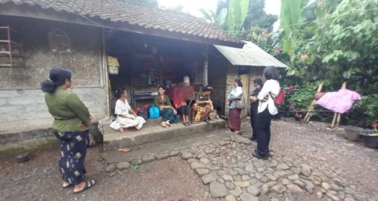 Ket Poto: Dinas PPAPPKB, PPA Jembrana dan Polres Jembrana sambangi rumah korban bullying di Kecamatan Pekutatan, Jembrana