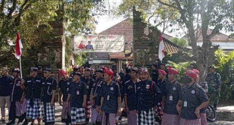 Ket poto: Beberapa Pecalang Jembrana berjaga di Depan Kantor DPRD Kabupaten Jembrana