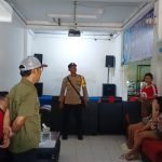 Ket poto: Dinkes Jembrana dan Lurah Gilimanuk melakukan skrining di salah satu tempat hiburan di Gilimanuk