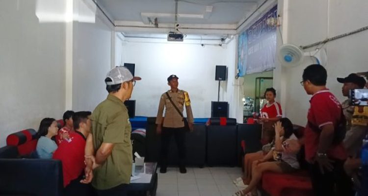 Ket poto: Dinkes Jembrana dan Lurah Gilimanuk melakukan skrining di salah satu tempat hiburan di Gilimanuk