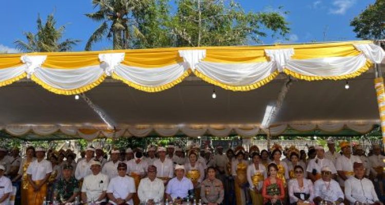 Ket poto: Bupati Jembrana, I Made Kembang Hartawan hadiri acara mepandes masal di Desa Batuagung