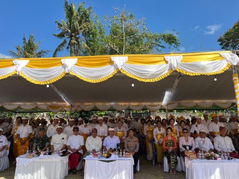 Ket poto: Bupati Jembrana, I Made Kembang Hartawan hadiri acara mepandes masal di Desa Batuagung