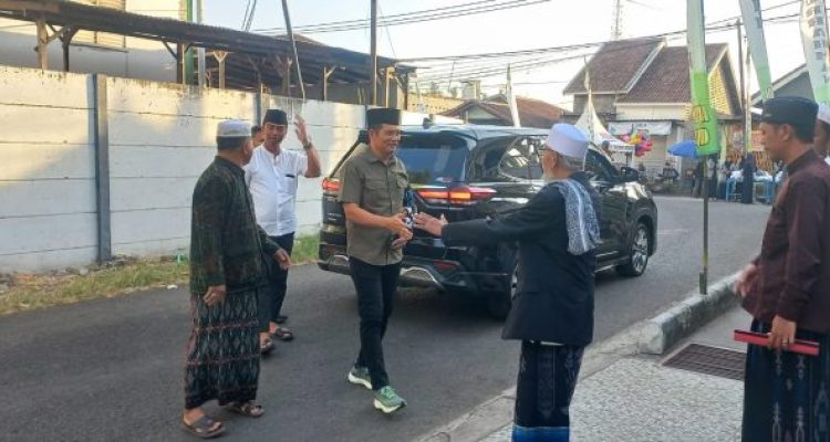 Ket poto: Bupati Jembrana, I Made Kembang Hartawan hadiri Khitanan Massal di Desa Pengambengan