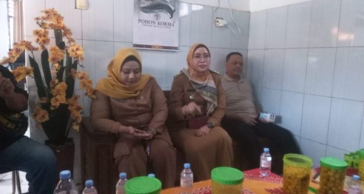 Ket poto: Kepala Desa Slawi Kulon, Hesti Purwanti