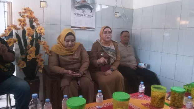 Ket poto: Kepala Desa Slawi Kulon, Hesti Purwanti