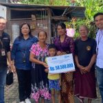 Ket poto: Petugas BRI Cabang Negara serahkan Klaim Asuransi Mikro Kecelakaan dan Meninggal Dunia (AMKKM) Senilai Rp58,5 Juta kepada nasabah di Kelurahan Lelateng